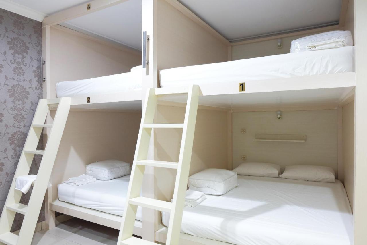 Homiestay Jakarta Exterior photo