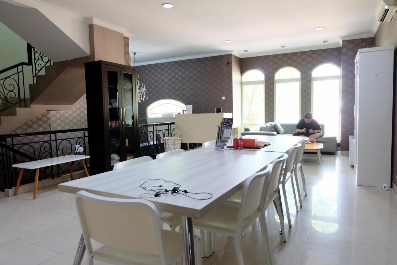 Homiestay Jakarta Exterior photo